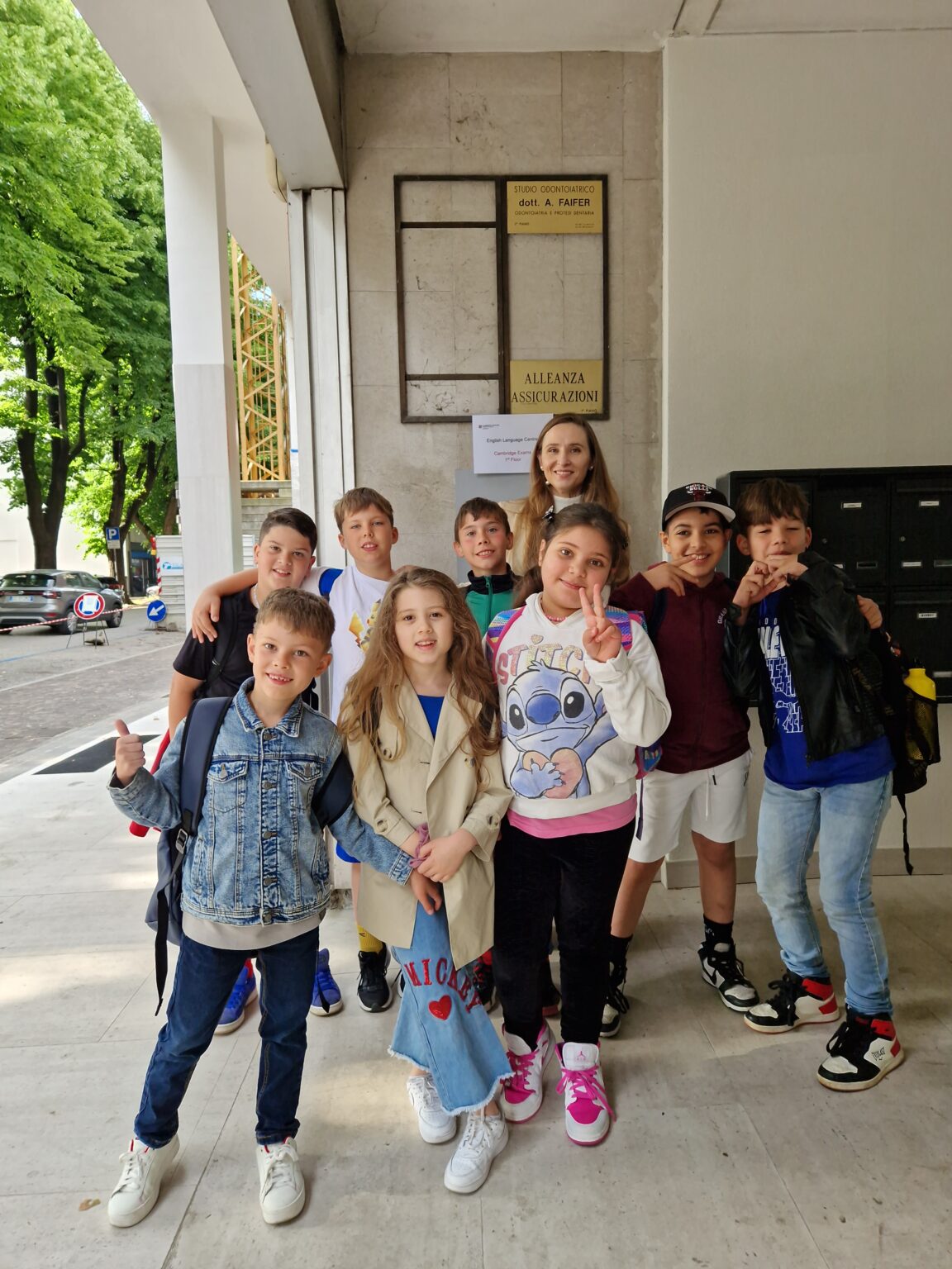 I bambini di LingoLab con la loro insegnante